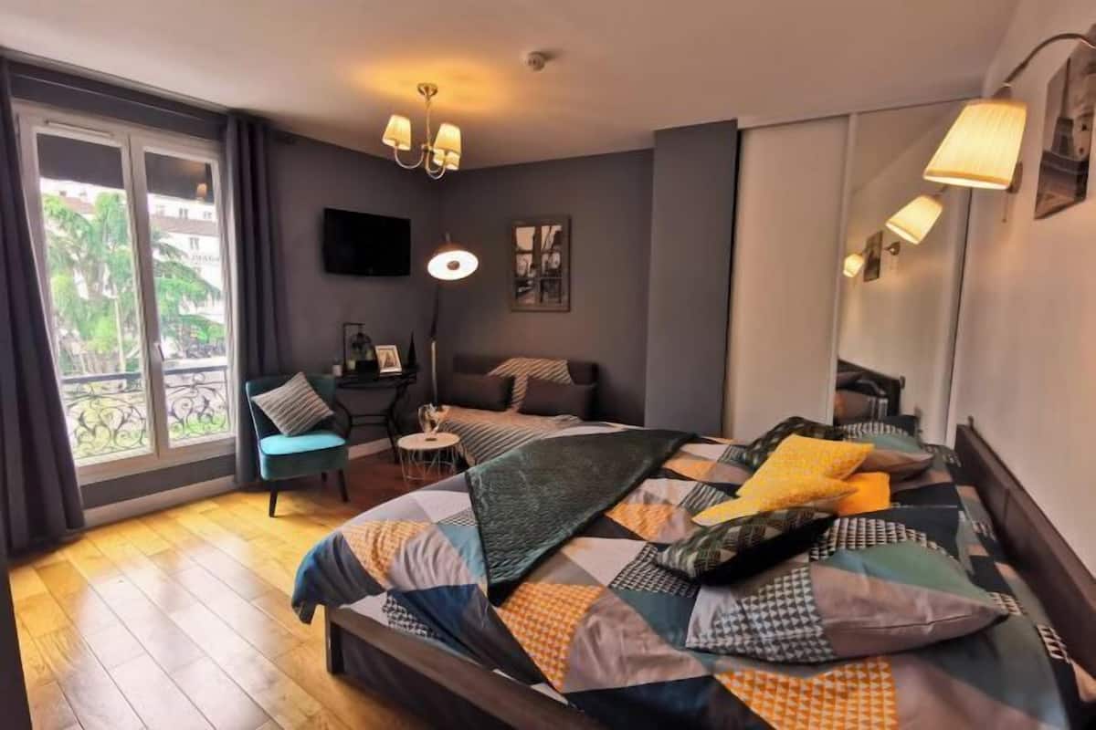 1 bedroom, individually decorated, individually furnished, desk