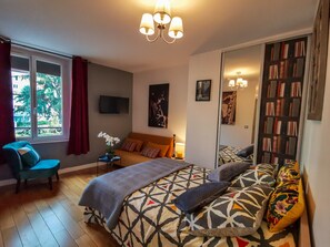 Apartamento standard | Individualmente decorados, individualmente mobiliados, escrivaninha