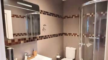 Deluxe Apartment | Bathroom | Shower, rainfall showerhead, towels, soap