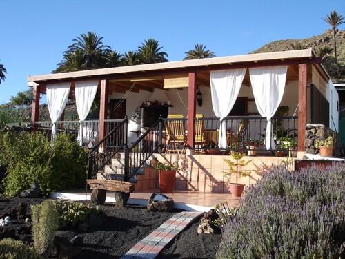 How about living at home in Casa Esperanza with a view of the Haría palm grove?