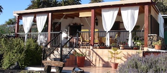 How about living at home in Casa Esperanza with a view of the Haría palm grove?