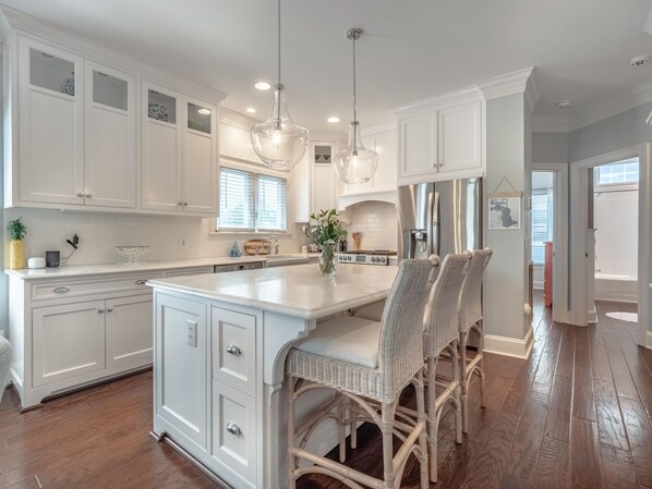 冰箱、微波炉、烤箱、炉灶