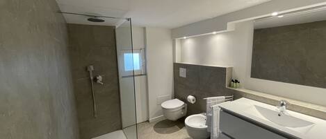Douche, sĂšche-cheveux, bidet, serviettes fournies