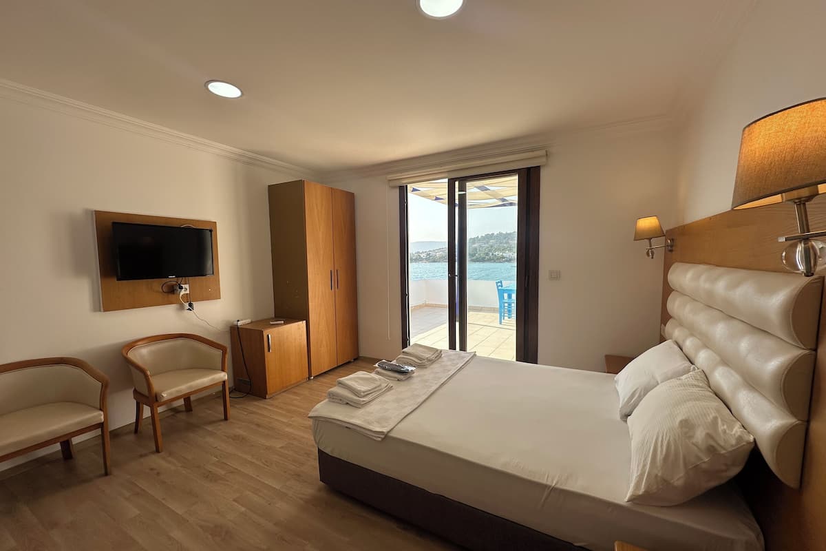 Standard Studio Suite, 1 King Bed, Sea View | Premium bedding, desk, free WiFi