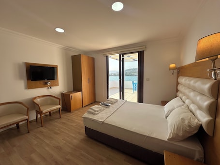 Standard Studio Suite, 1 King Bed, Sea View | Premium bedding, desk, free WiFi