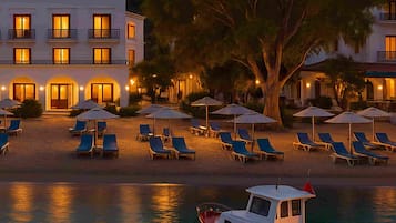 Plage, cabines gratuites, chaises longues, parasols