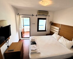 华丽双人房 | 高档床上用品、办公桌、免费 WiFi