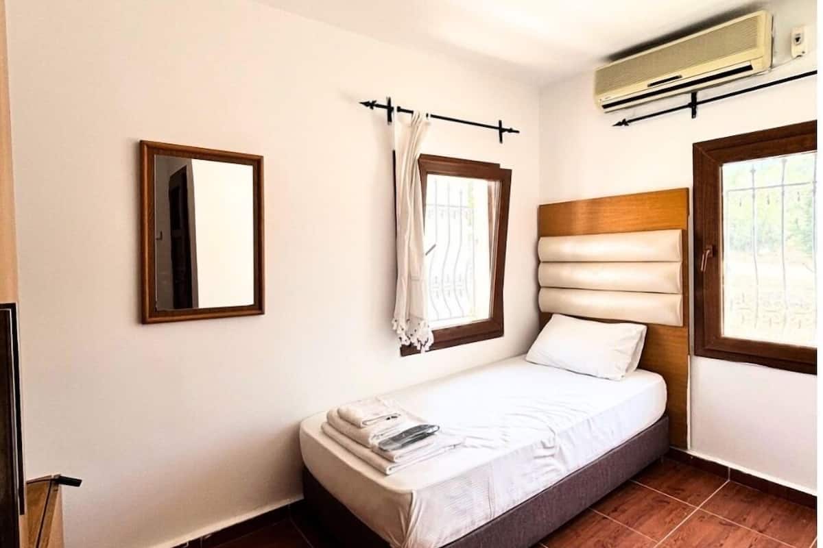 Deluxe Single Room | Premium bedding, desk, free WiFi