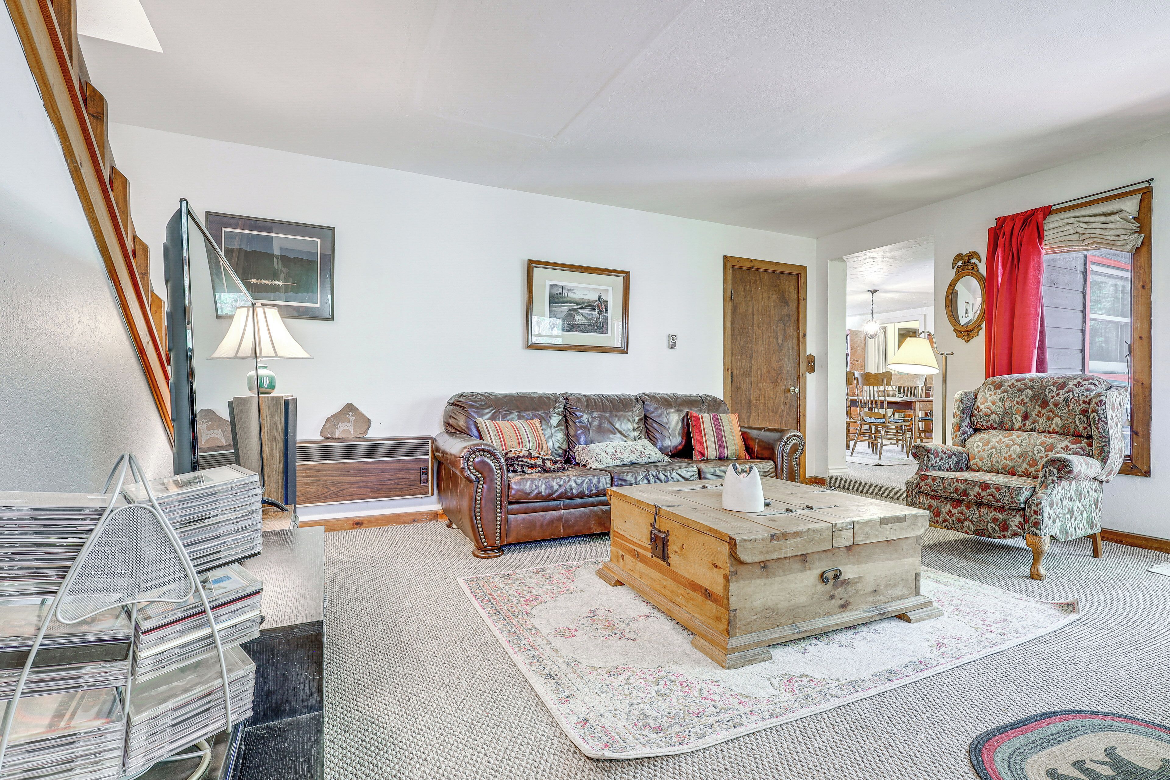 TV, fireplace, DVD player, books