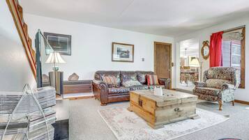 TV, fireplace, DVD player, books