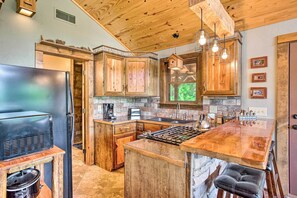 Fridge, microwave, stovetop, coffee/tea maker - Beautiful Country Cabin on Crooked Creek Farm! (Carnegie)