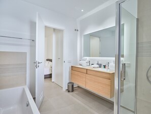Chuveiro, secador de cabelo, toalhas de banho 