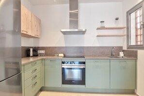 Een koelkast, een microgolfoven, een oven, een vaatwasser