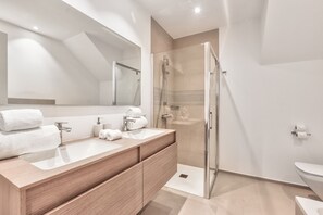 Tina, secadora de cabello, toallas 