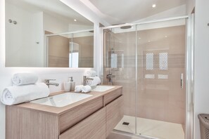 Bathtub, hair dryer, towels - Colinas - Tinerfe 3.4 DELUXE SEA VIEW & JACUZZI 3B (Arona)