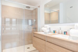 Een douche, een haardroger, handdoeken