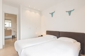 3 chambres, coffre-fort, fer et planche à repasser