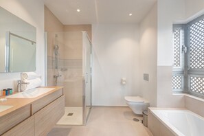 Dusche, Haartrockner, Handtücher
