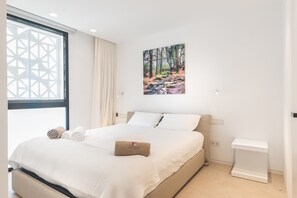 2 bedrooms, in-room safe, iron/ironing board, free WiFi