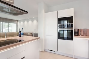 Refrigerador, microondas, horno y lavavajillas