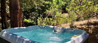 Rocky Raccoon: Cabin with Scenic Views and Hot Tub Ideal for a Relaxin