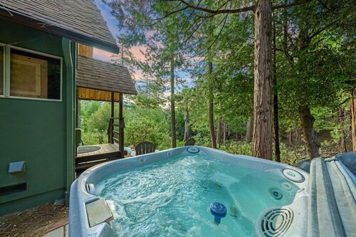 Rocky Raccoon: Cabin with Scenic Views and Hot Tub Ideal for a Relaxin