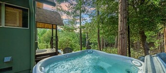 Rocky Raccoon: Cabin with Scenic Views and Hot Tub Ideal for a Relaxin