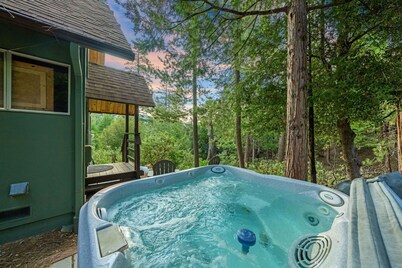 Rocky Raccoon: Cabin with Scenic Views and Hot Tub Ideal for a Relaxin