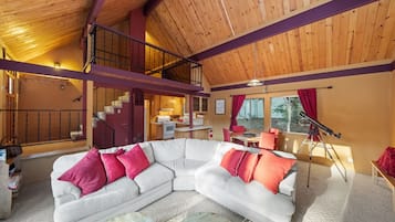 Een smart-tv, een open haard en boeken