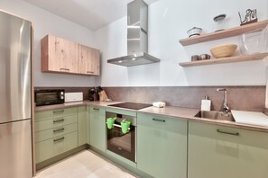 Fridge, microwave, oven, dishwasher