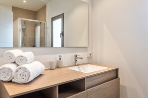 Bathtub, hair dryer, towels - Colinas - Ancor 1.1 POOL VIEW 2B (Arona)