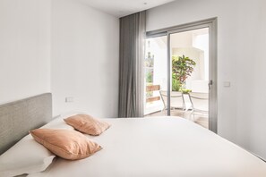 2 chambres, coffres-forts dans les chambres, fer et planche à repasser