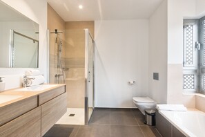 Badewanne, Haartrockner, Handtücher