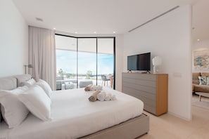 2 bedrooms, in-room safe, iron/ironing board, free WiFi