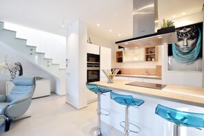 Refrigerador, microondas, horno, lavavajillas