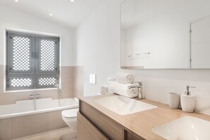 Shower, hair dryer, towels - Colinas - Teguise 3.3 PENTHOUSE POOL VIEW & JACUZZI 2B (Arona)