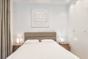 2 bedrooms, in-room safe, iron/ironing board, free WiFi