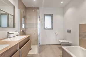 Een douche, een haardroger, handdoeken