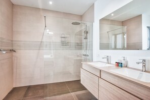 Shower, hair dryer, towels