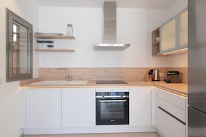 Fridge, oven, dishwasher, coffee/tea maker