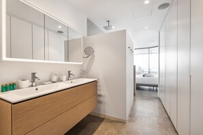 Douche, sèche-cheveux, serviettes fournies