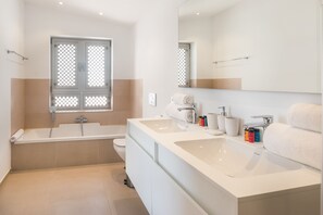 Douche, séchoir à cheveux, serviettes fournies