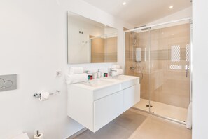 Douche, sèche-cheveux, serviettes fournies