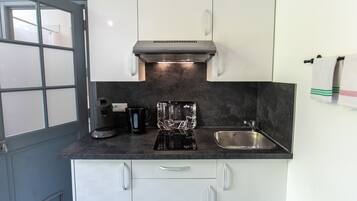 Een koelkast, een microgolfoven, een oven, een kookplaat