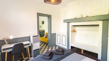 1 slaapkamer, een strijkplank/strijkijzer, gratis wifi, beddengoed