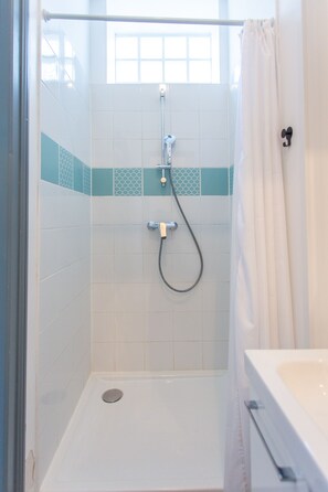 Douche, sèche-cheveux, serviettes fournies, savon