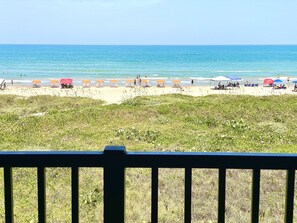 På stranden, solstolar och strandhanddukar