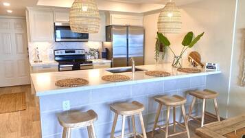 Réfrigérateur, micro-ondes, four, plaque de cuisson