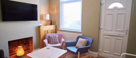 House (2 Bedrooms) | Living room