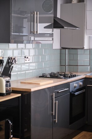 House (2 Bedrooms) | Private kitchen | Microwave, oven, electric kettle, toaster - NEW 2BD Victorian Terraced House Loughborough (Loughborough)